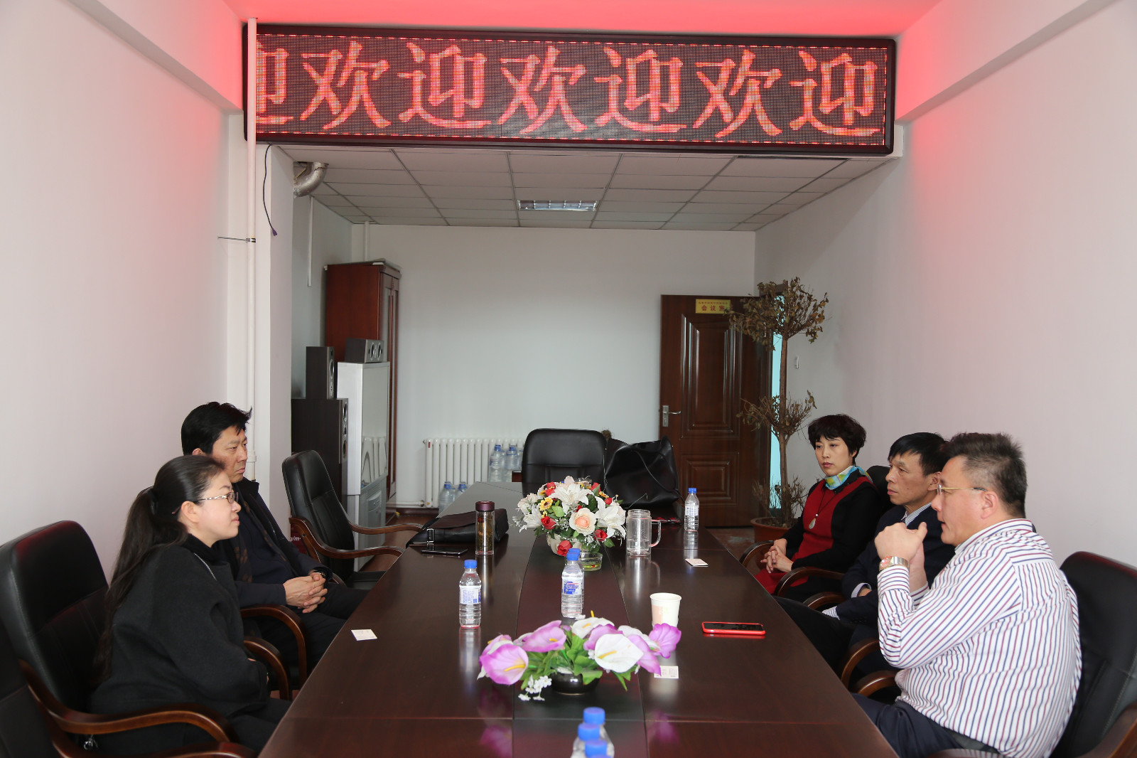 缇庡浗濂借幈鍧炰腑鏂囧崼瑙嗚懀浜嬮暱涓佺珛鏂板厛鍚庝笌涓滃寳甯堝ぇ浼犲獟绉戝闄㈤瀵煎氨浜掕楂樻牎浜烘墠鍩硅鍩哄湴杩涜娲借皥.JPG